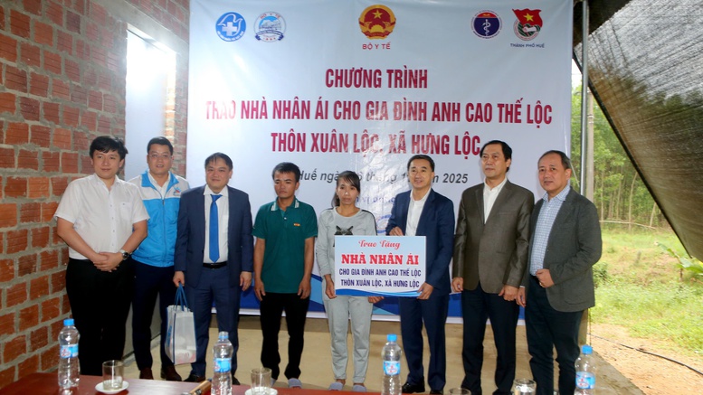 Trao tặng 