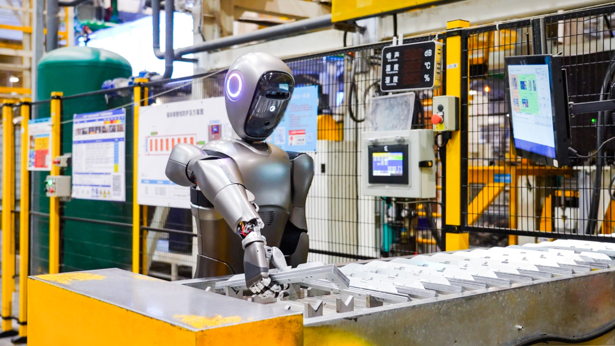 Robot làm việc dưới sự điều khiển của 