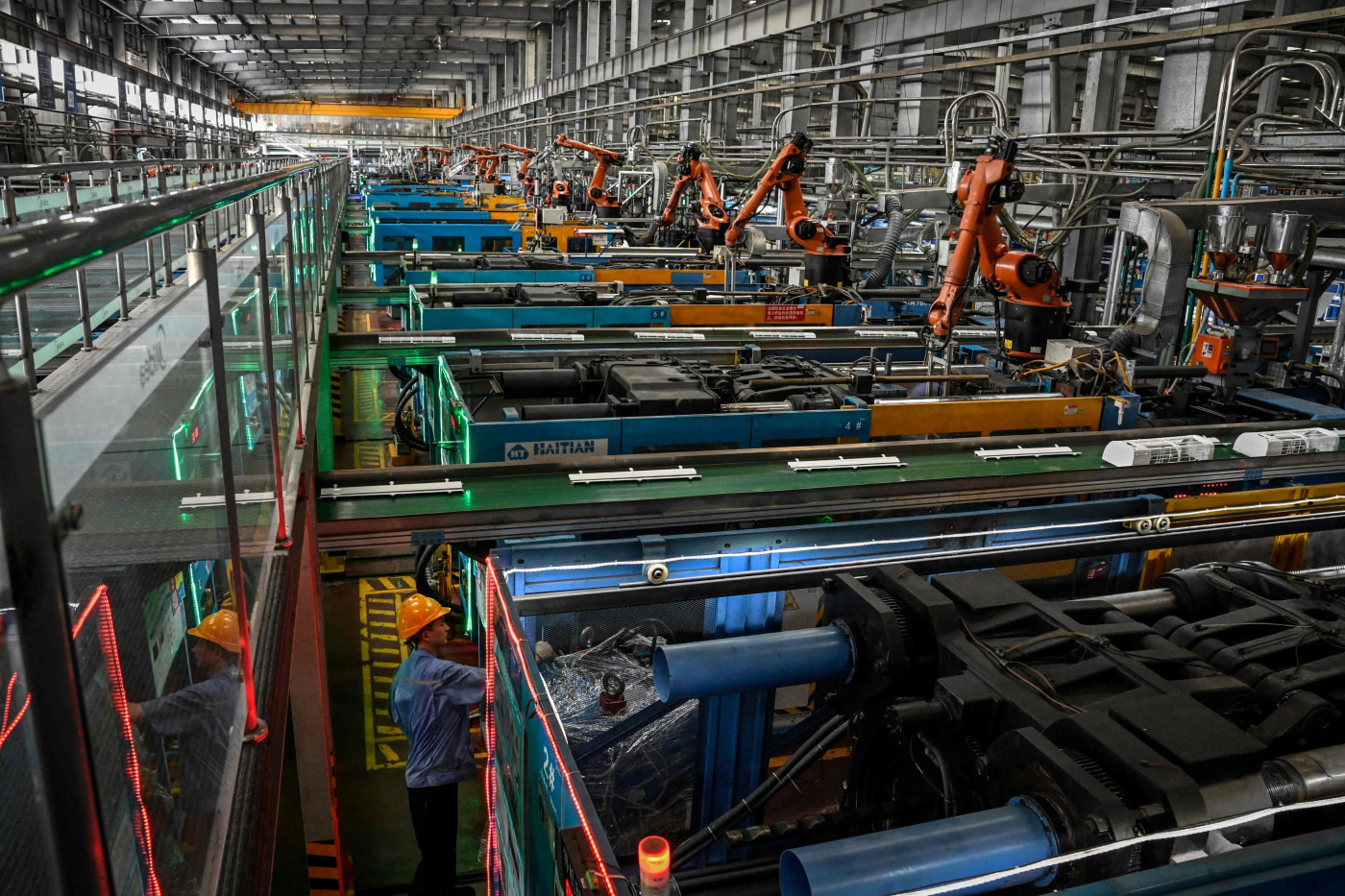 Các cánh tay robot trên dây chuyền lắp ráp máy điều hòa không khí trong một xưởng sản xuất tại Trung Quốc. Ảnh: AFP/Getty Images
