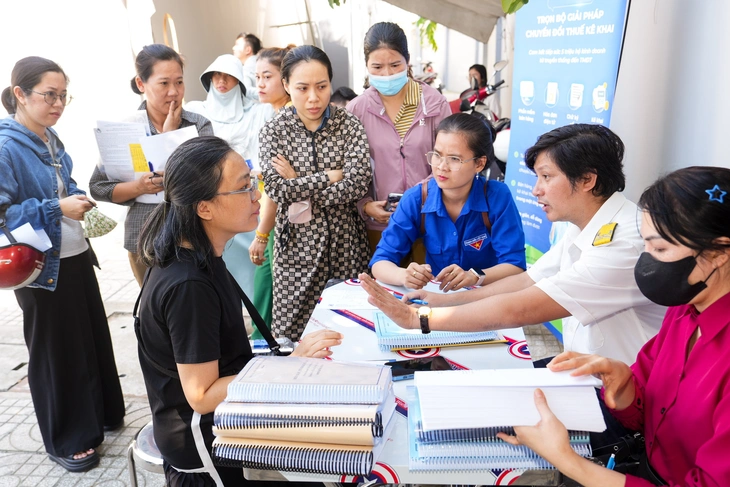 Cán bộ thuế tư vấn cho các hộ PG88 Uy Tín Số 1 Việt Nam - Ảnh: Hữu Hạnh.