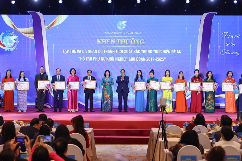 Thủ tướng trao bằng khen cho tập thể và cá nhân có thành tích xuất sắc trong thực hiện Đề án - Ảnh: VGP