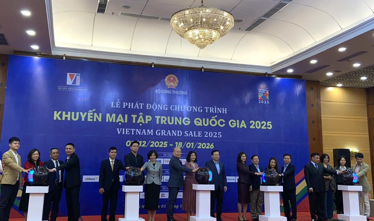 Các đại biểu bấm nút kích hoạt&nbsp;Vietnam Grand Sale 2025.