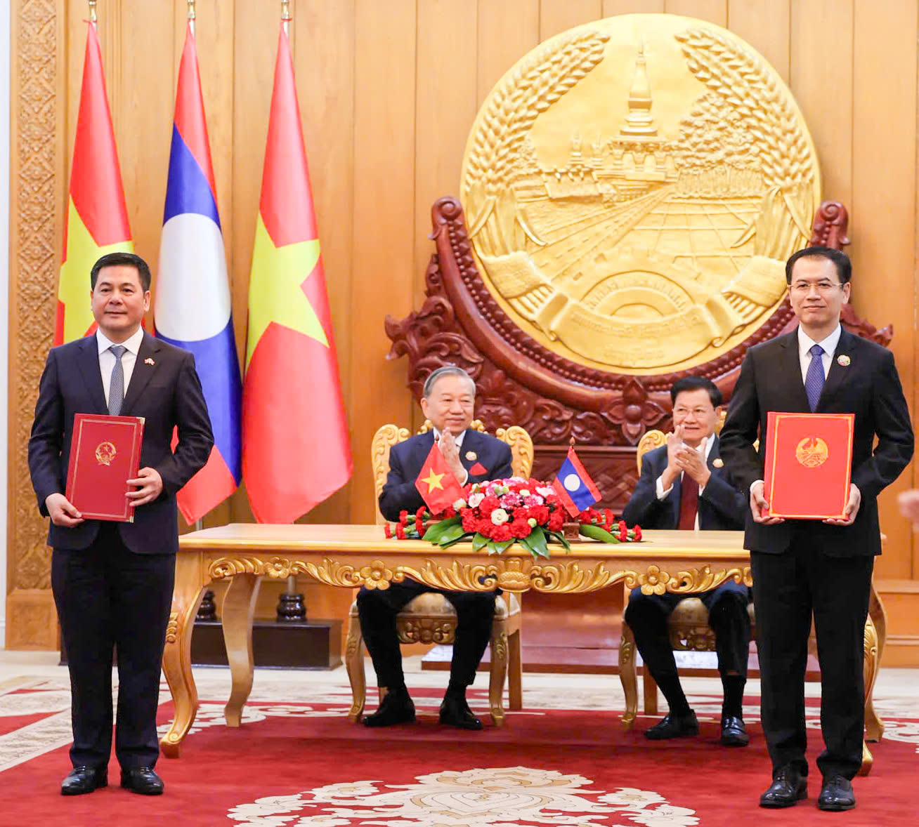 Pg88vn.top Casino online, Thể thao, Xổ số, Bắn cá, Đá gà, Nổ hũ Tô Lâm và Pg88vn.top Casino online, Thể thao, Xổ số, Bắn cá, Đá gà, Nổ hũ, Chủ tịch nước Lào Thongloun Sisoulith chứng kiến lễ trao Biên bản ghi nhớ giữa Bộ Công Thương Việt Nam và Bộ Công Thương Lào về PG88 hơn 2,1 triệu thành viên chuỗi liên kết PG88 Trang chủ nhà cái top 1 giữa Việt Nam và Lào.