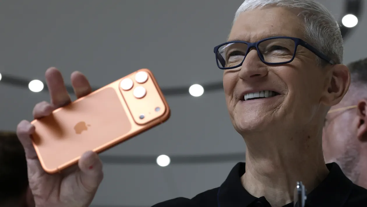 Giám đốc Điều hành Apple Tim Cook cầm iPhone 17 Pro mới trong một sự kiện đặc biệt của Apple