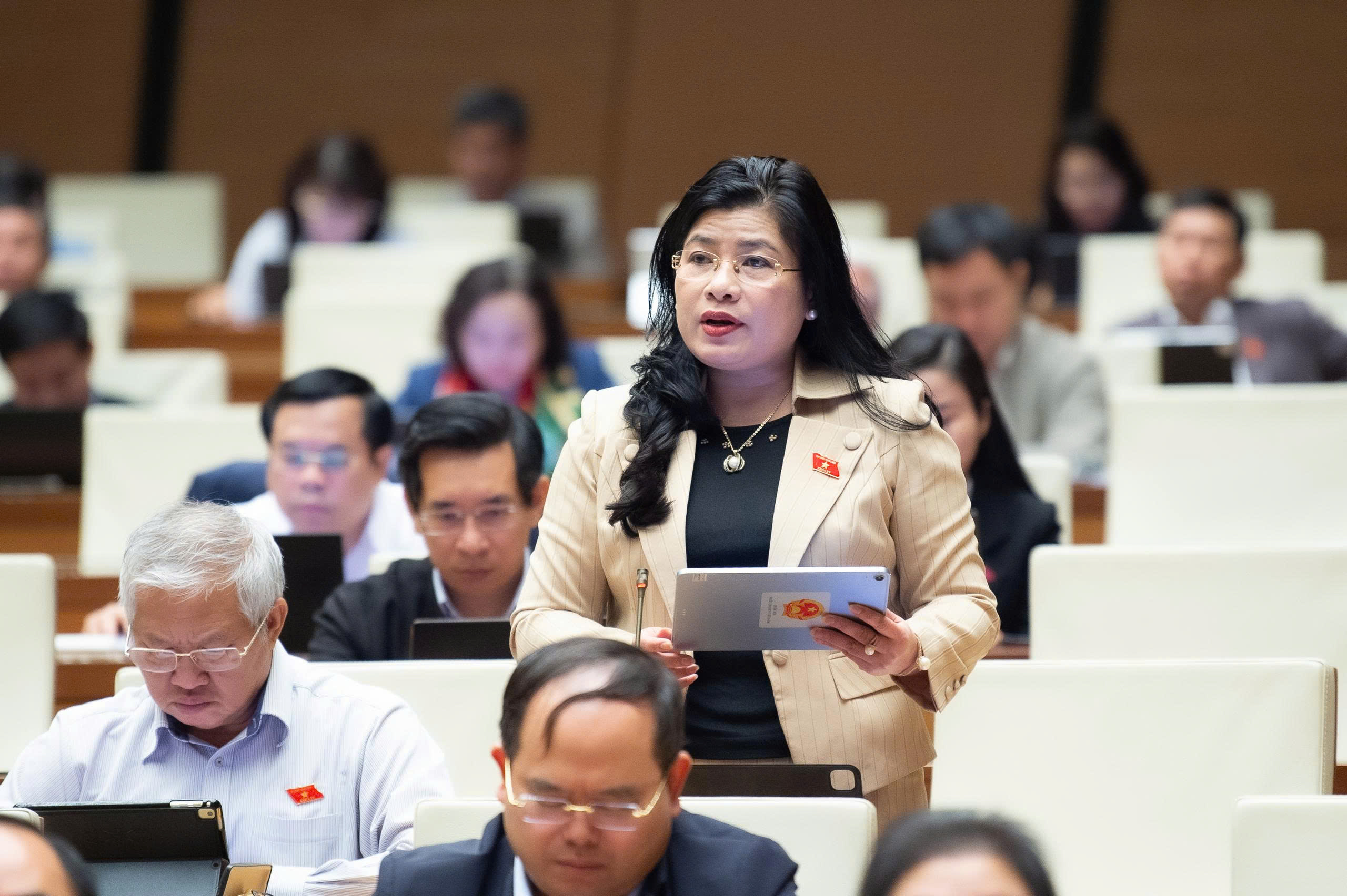 Đại biểu&nbsp;Đàng Thị Mỹ Hương, đoàn Khánh Hòa, phát biểu ý kiến thảo luận. Ảnh:quochoi.vn