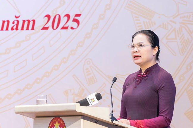 Bà Hà Thị Nga, Ủy viên Trung ương Đảng, Phó Chủ tịch Ủy ban Trung ương Mặt trận Tổ quốc Việt Nam phát biểu tại Hội nghị lấy ý kiến góp ý vào dự thảo văn kiện trình Đại hội XIV của Đảng. Ảnh: Mặt trận.