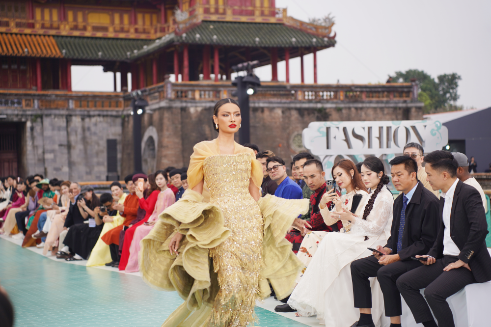 “Hello Cosmo From Vietnam” mùa 2 mở màn Miss Cosmo 2025 tại Huế.

