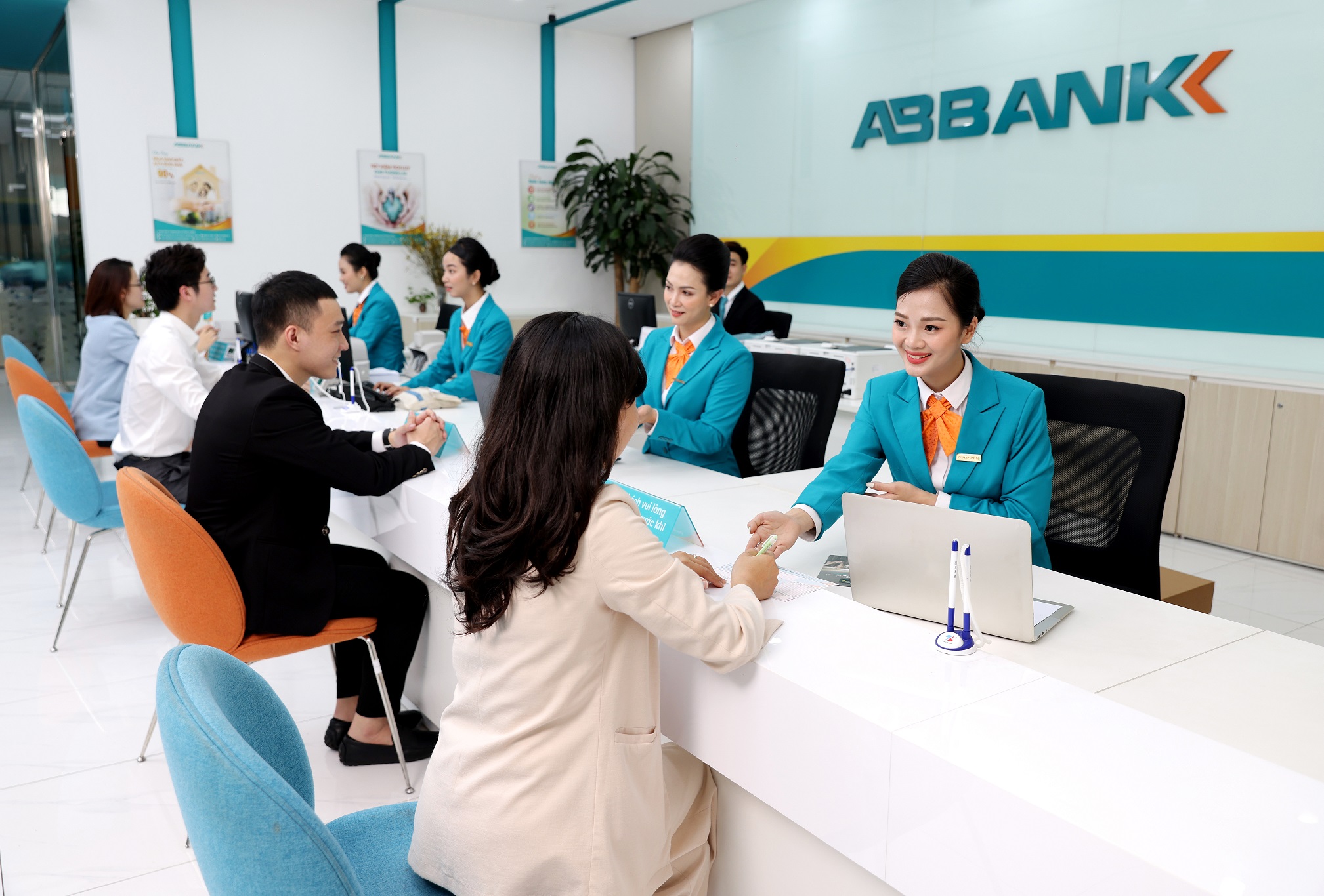 Khách hàng giao dịch tại ABBANK.