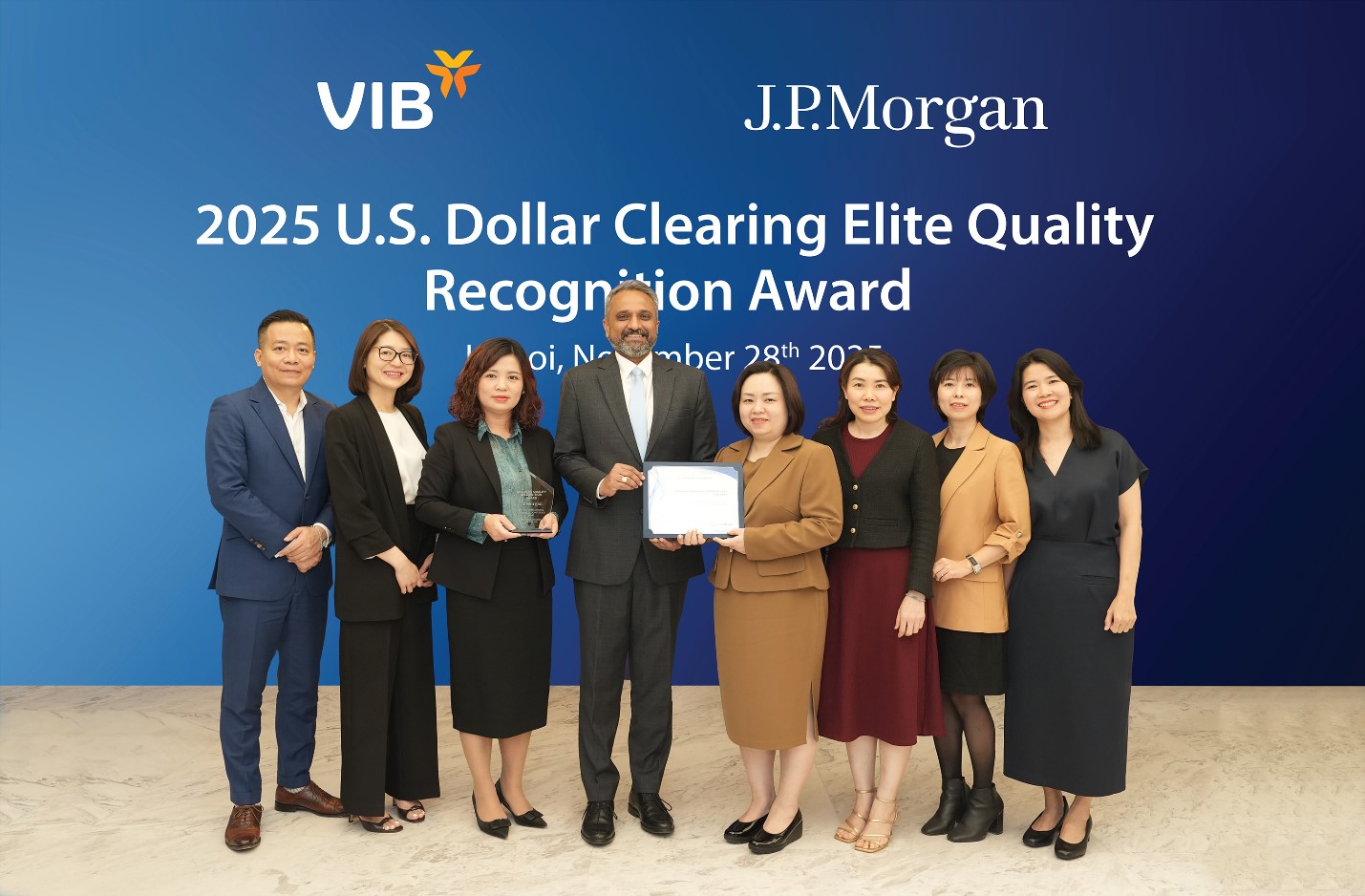 Đại diện VIB nhận giải thưởng 