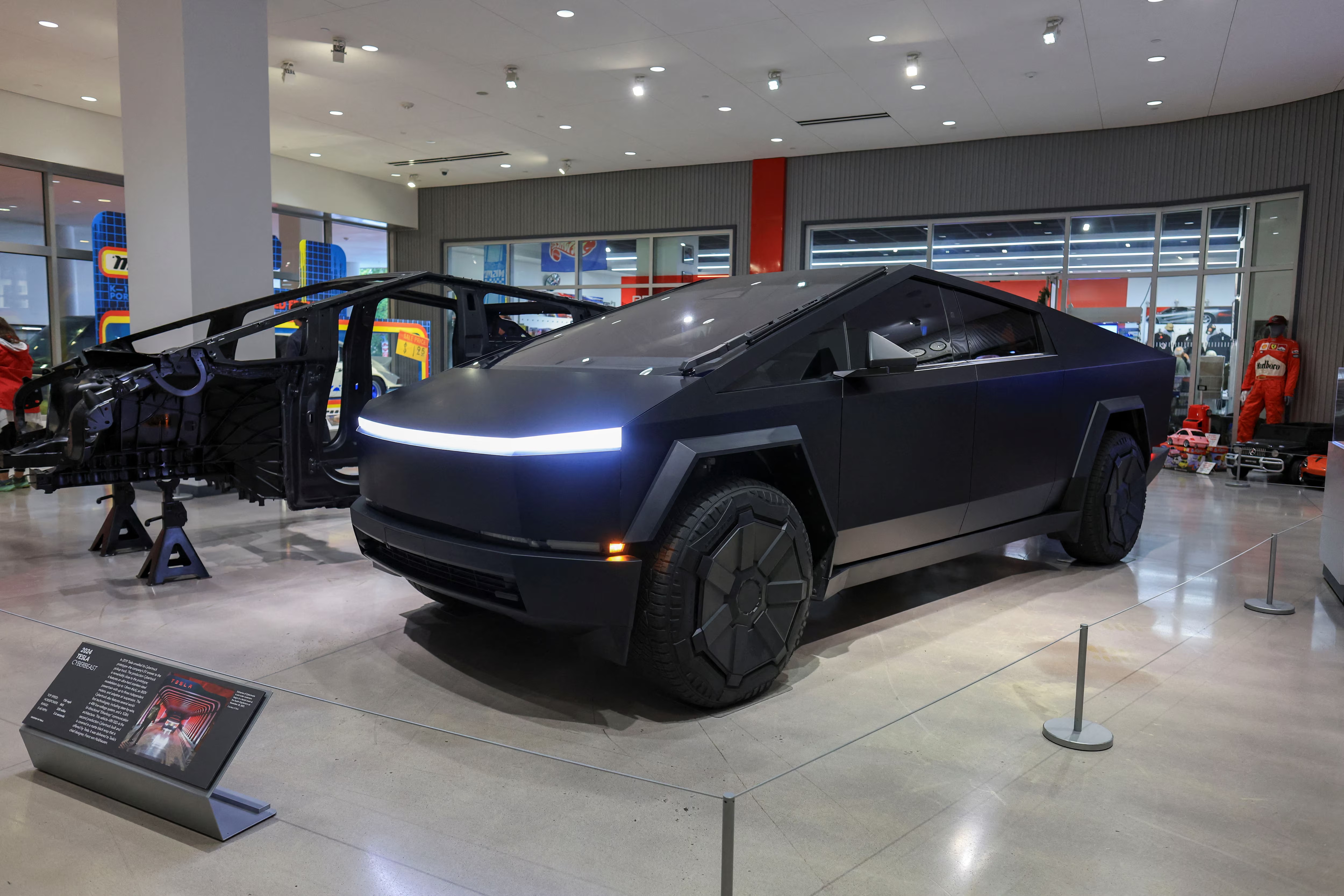 <i>Tesla đã không ra mắt một mẫu xe mới nào kể từ Cybertruck vào năm 2023, và Musk khẳng định rõ ràng rằng tương lai của công ty nằm ở robot Optimus và robotaxi Cybercab, cả hai đều được ông cho biết sẽ bắt đầu sản xuất hàng loạt vào năm tới. Ảnh: Reuters.</i>