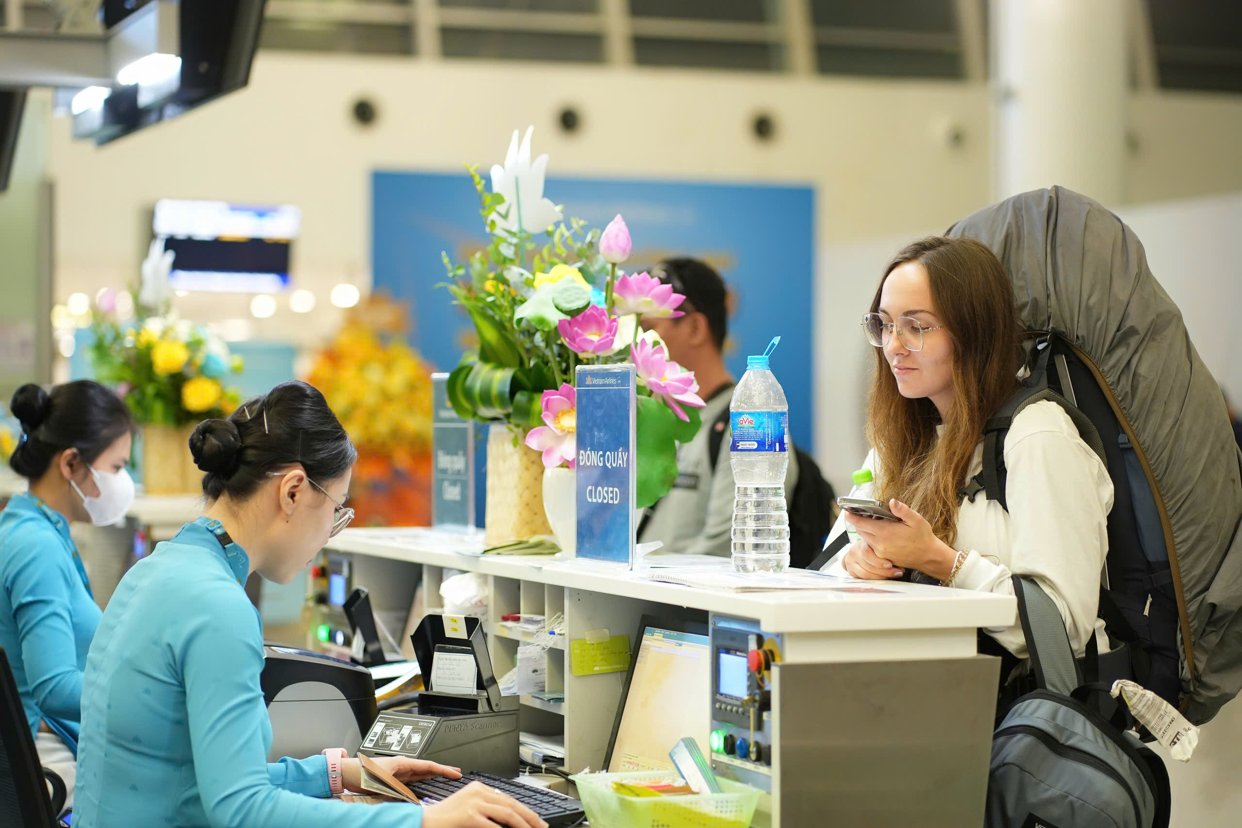 Hành khách trên chuyến bay khai trương đường bay thẳng HAN-CEB làm thủ tục tại quầy check-in.