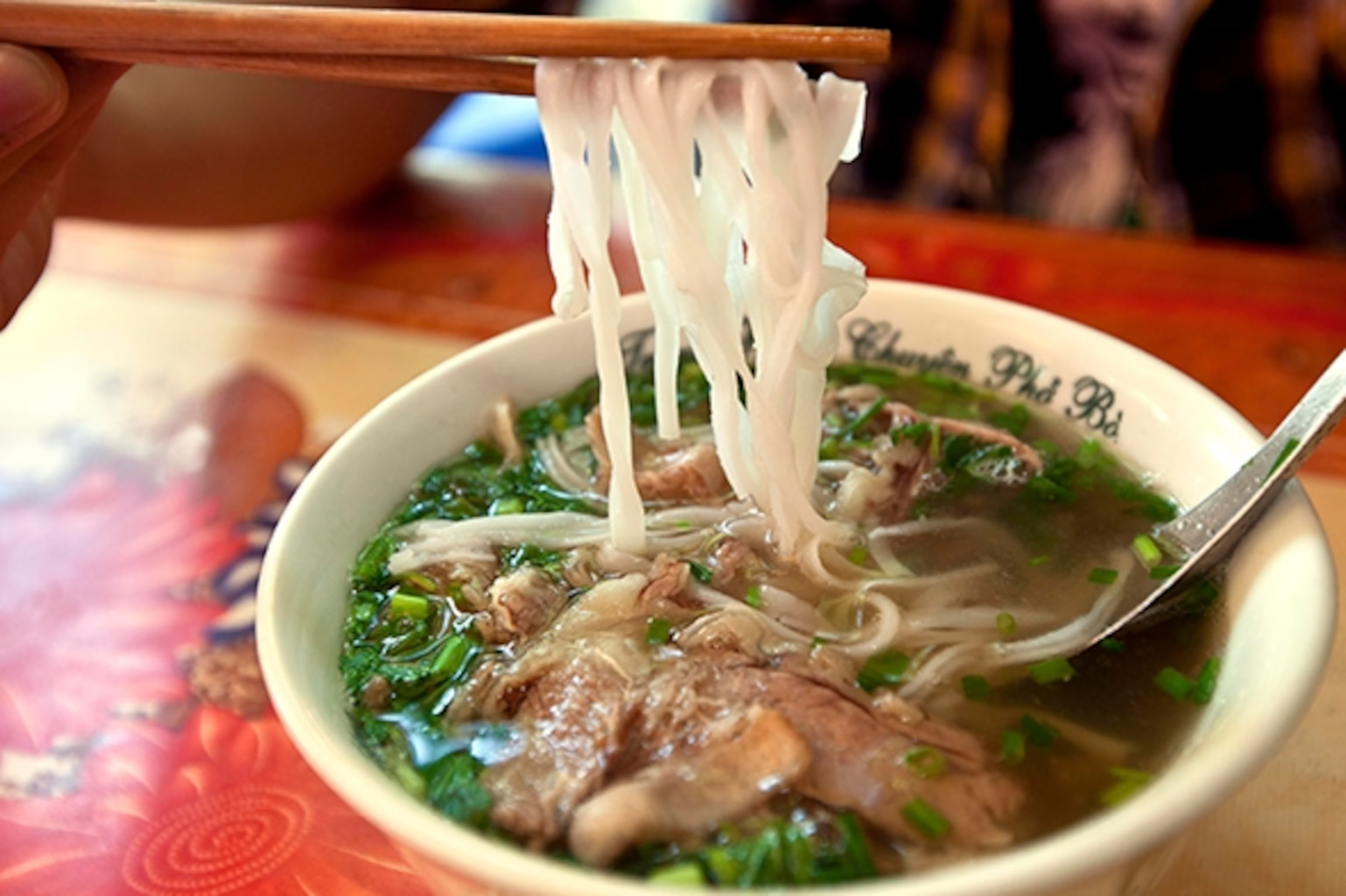 Mỗi tô phở tại sự kiện được thích 10% doanh thu để hỗ trợ bà con vùng bão lũ tại Đắk Lắk.