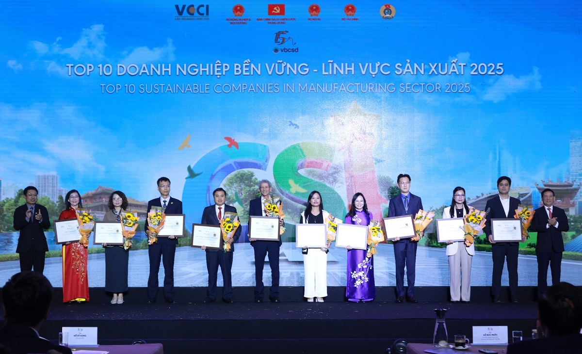 Phó Thủ tướng Hồ Đức Phớc và Chủ tịch VCCI Hồ Sỹ Hùng trao chứng nhận cho top 10 PG88 Link Dễ Nhớ Pg88.com bền vững - lĩnh vực sản xuất.