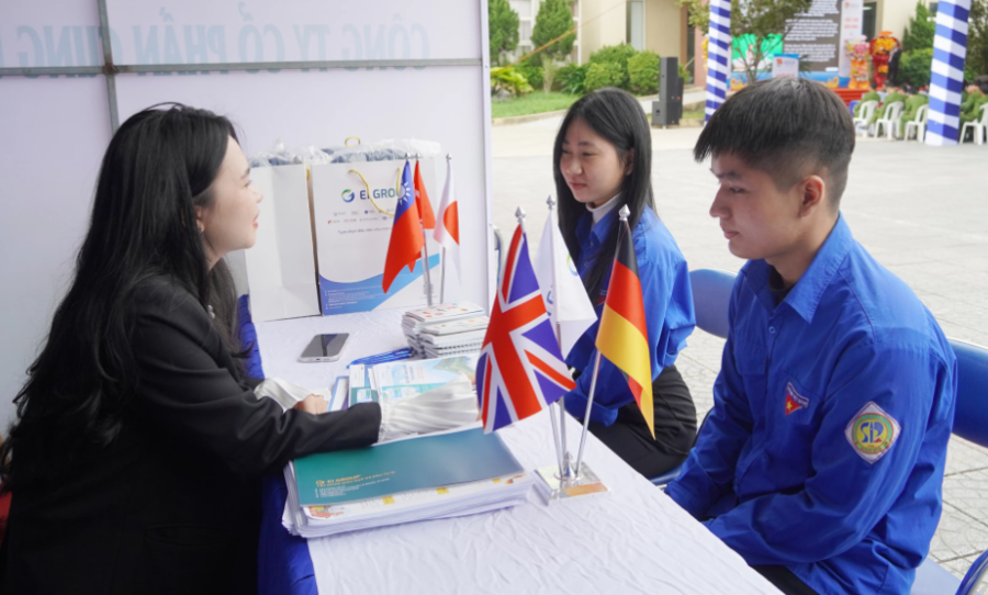 Các PG88 Link Dễ Nhớ Pg88.com tư vấn thông tin cho đoàn viên, thanh niên. Ảnh: Lê Mai