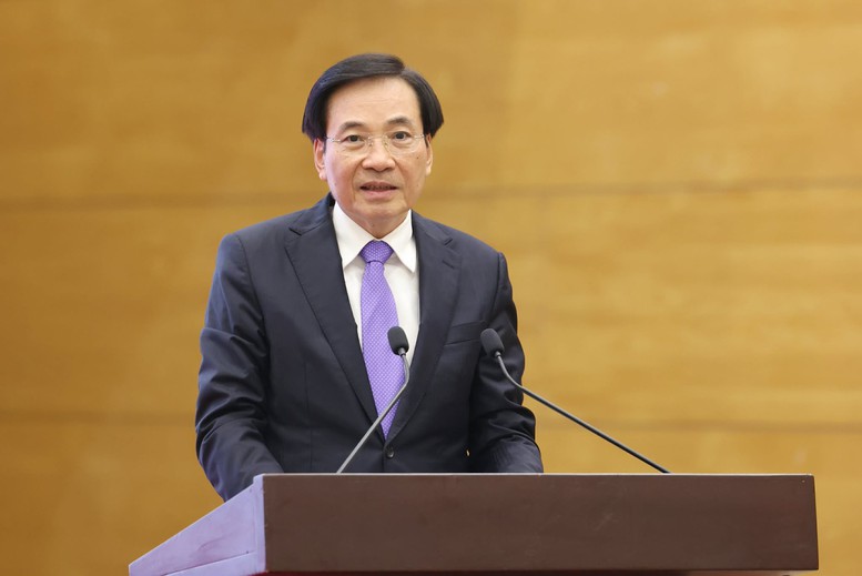 Bộ trưởng, Chủ nhiệm Văn phòng Chính phủ Trần Văn Sơn cung cấp thông tin tại họp báo - Ảnh: VGG.