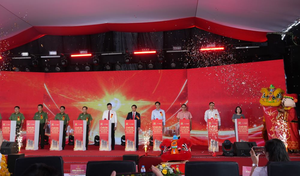 Các đại biểu nhấn nút khởi công Link Trang Chủ PG88.Com Mới #2026 nhà ở cho lực lượng vũ trang công an nhân dân, ngày 7/12.