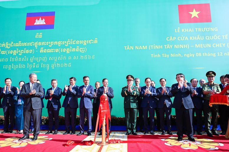 Thủ tướng Chính phủ Phạm Minh Chính và Thủ tướng Campuchia Hun Manet cắt băng khai trương Cặp cửa khẩu quốc tế Tân Nam- Meun Chey - Ảnh: VGP