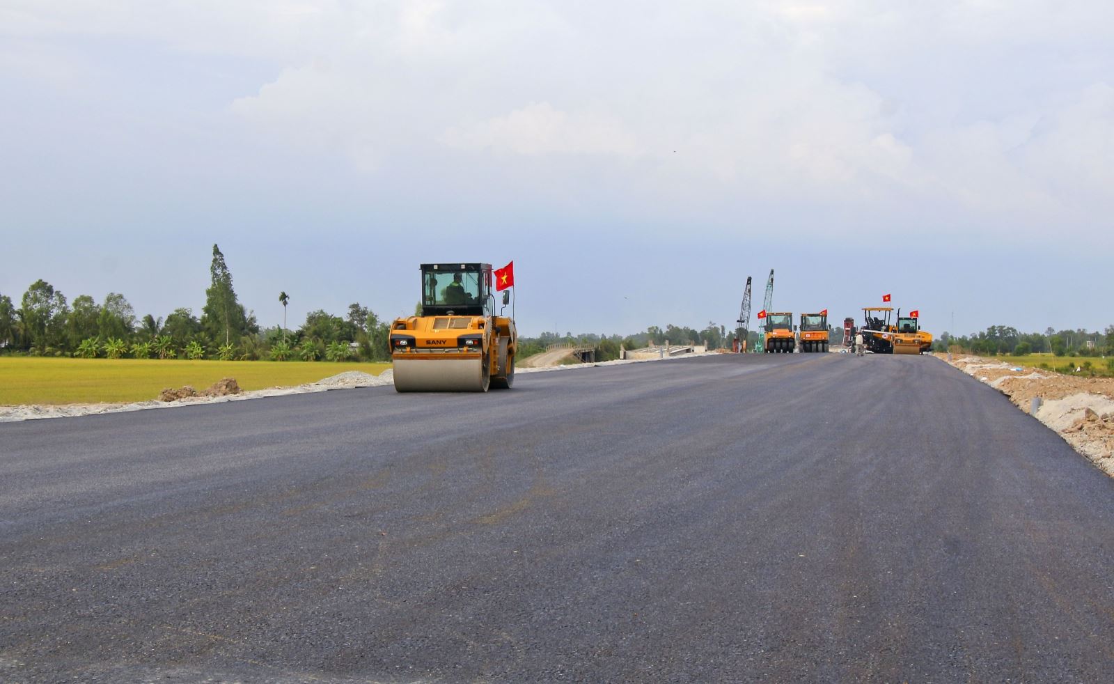 Cao tốc Cần Thơ - Cà Mau tăng tốc thi công “3 ca, 4 kíp” để về đích đúng hẹn