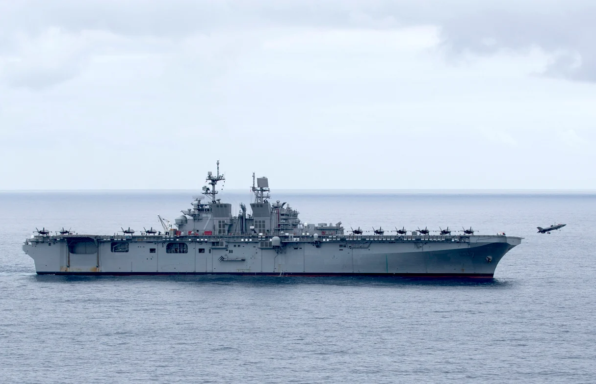 Tàu tấn công đổ bộ USS Tripoli hoạt động trên biển - Ảnh: Hải quân Hoa Kỳ