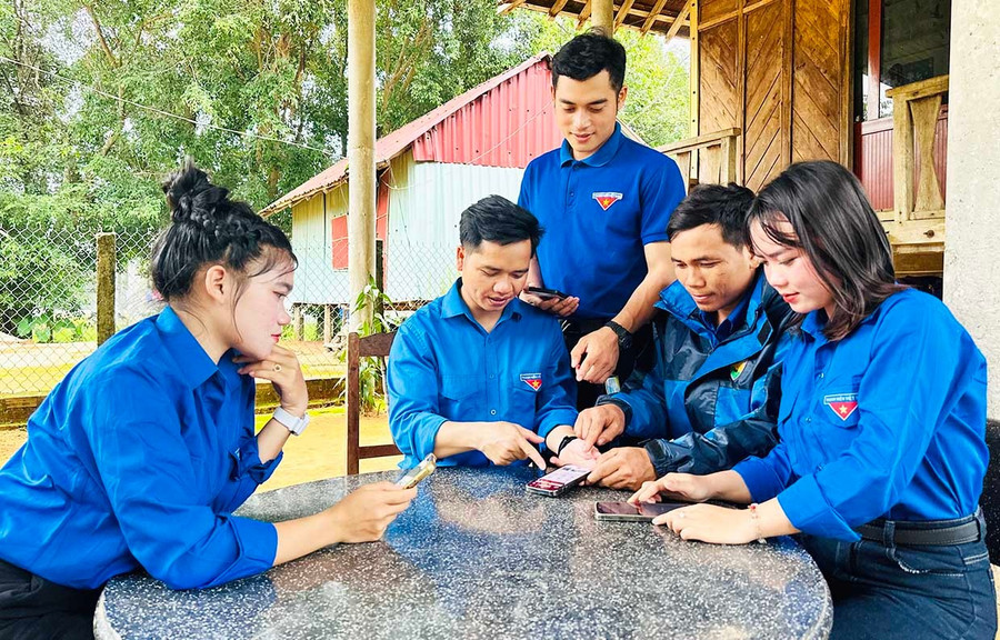  Đoàn thanh niên giúp bà con vùng ao cài đặt và sử dụng ứng dụng VNeID trên điện thoại.
