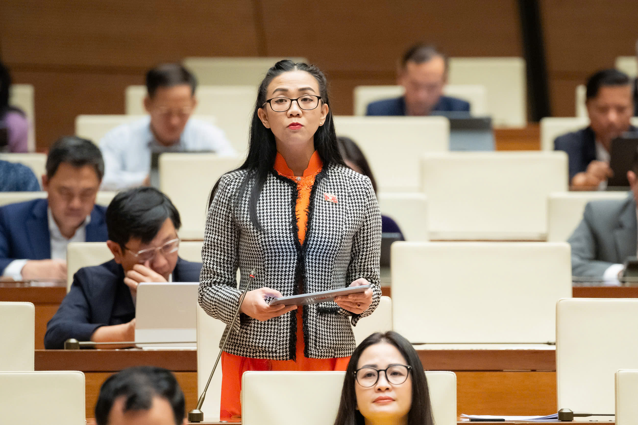 Đại biểu Trịnh Thị Tú Anh, đoàn Lâm Đồng phát biểu ý kiến. Ảnh:quochoi.vn