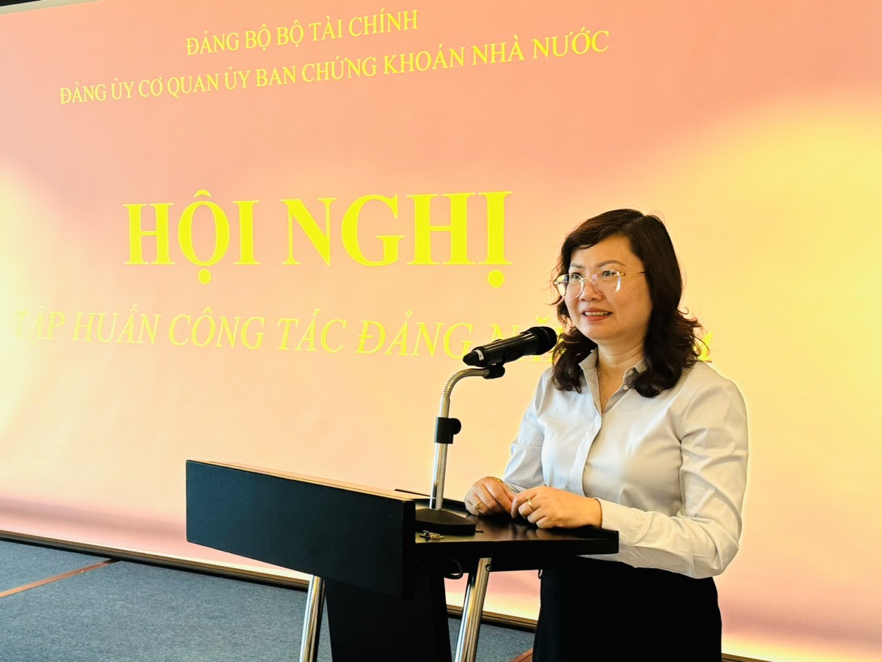 Đồng chí Vũ Thị Chân Phương, Bí thư Đảng ủy cơ quan UBCKNN phát biểu tại Hội nghị tập huấn công tác đảng