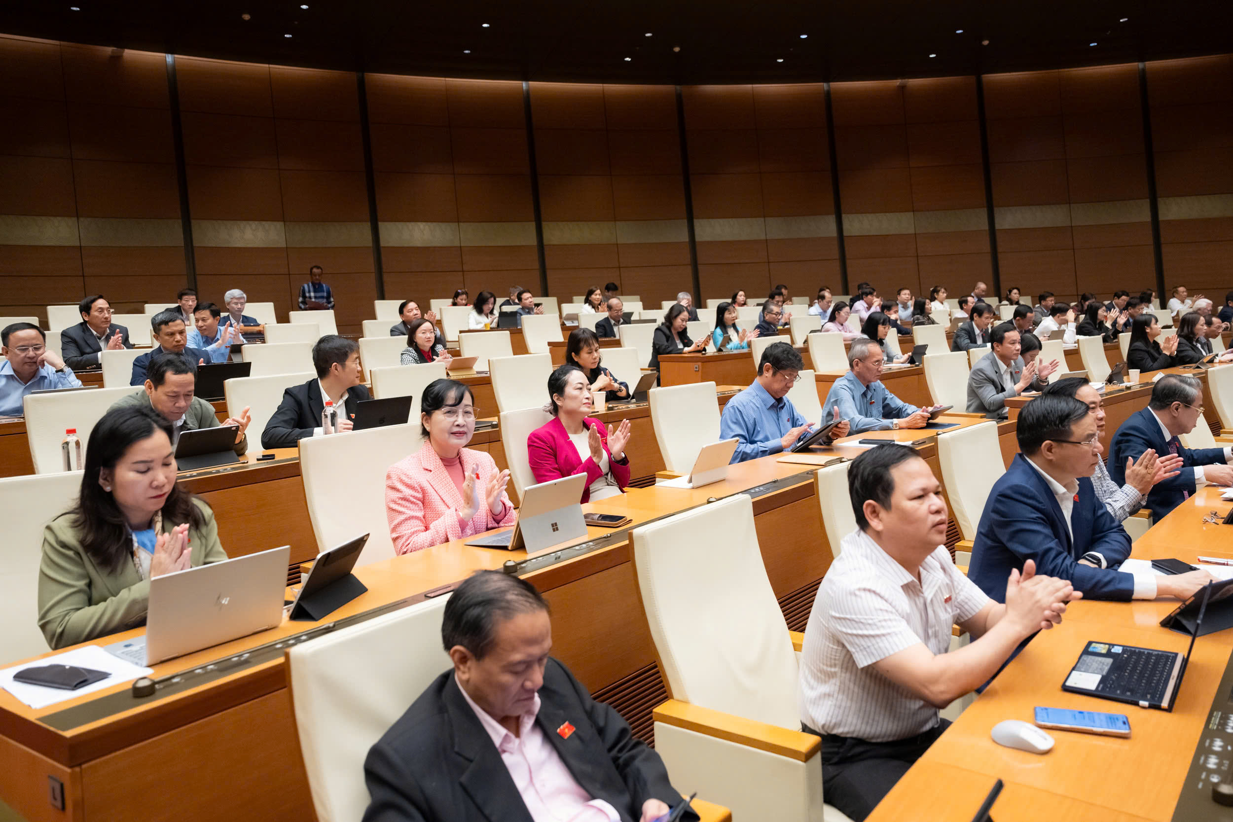 Link Trang Chủ PG88.Com Mới #2026 thông qua Nghị quyết. Ảnh: Quochoi.vn.