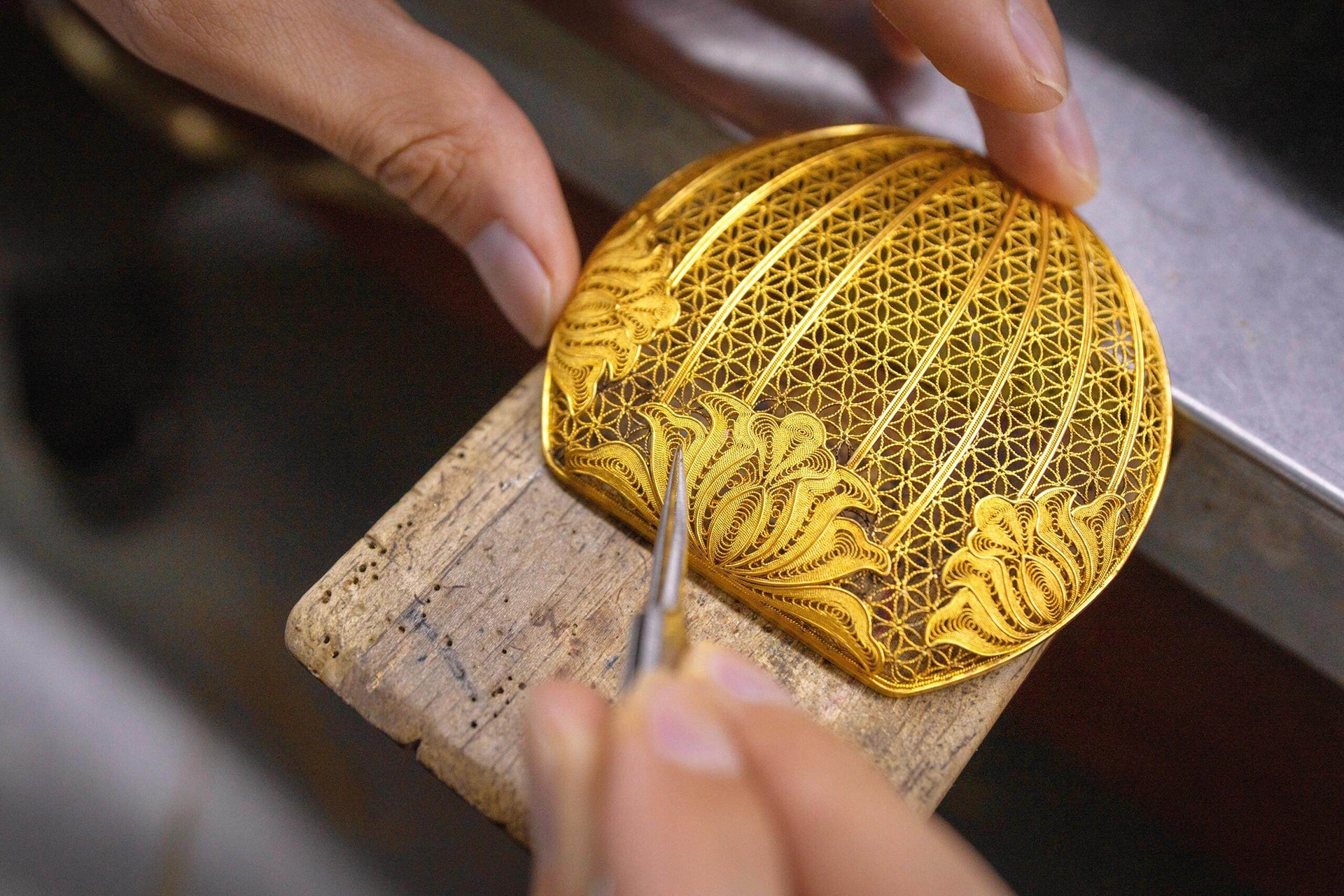 Các nghệ nhân của Borland sử dụng kỹ nghệ filigree (kim hoàn sợi) trong sản phẩm.