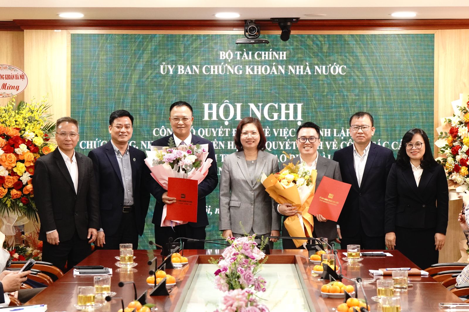 Ban Lãnh đạo Ủy ban 6PG88 link đăng nhập Nhà nước chụp ảnh cùng Lãnh đạo Ban Quản lý thị trường giao dịch tài sản mã hóa - Ảnh: TTTT