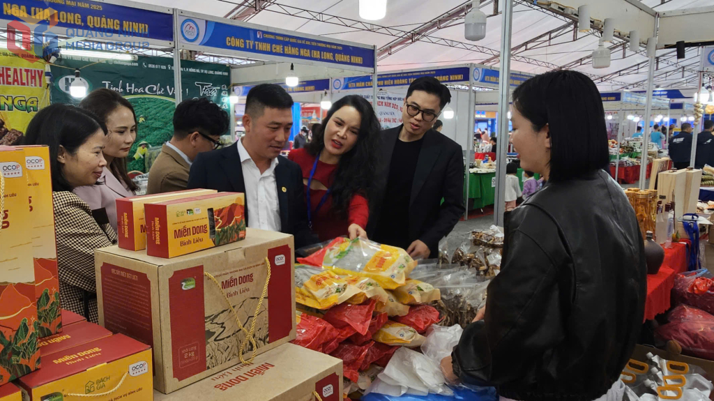 Đông đảo Link Đăng Nhập PG88 Chính Thức 2026, du khách đã tới tham quan, mua sắm trong ngày khai mạc&nbsp; Hội chợ Pg88ok ưu đãi hấp dẫn và Du lịch quốc tế Việt - Trung.