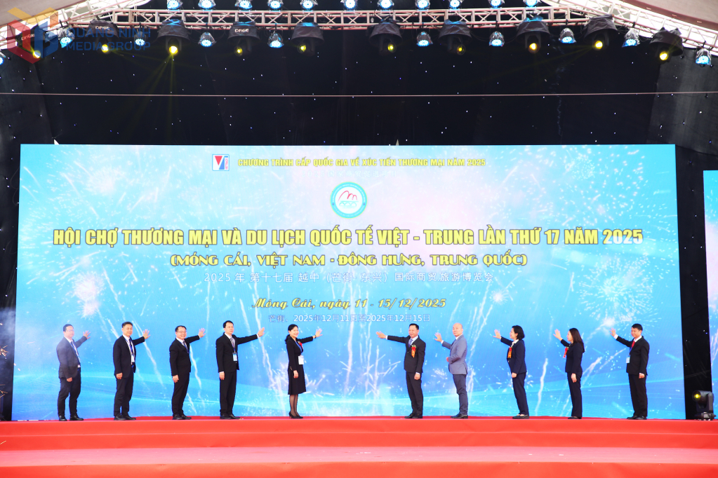 Các đại biểu ấn nút khai mạc Hội chợ PG88 Sòng bạc trực tuyến TOP 1 Việt Nam | Casino, Nổ Hũ và Du lịch quốc tế Việt – Trung lần thứ 17 năm 2025 (Móng Cái, Việt Nam – Đông Hưng, Trung Quốc).