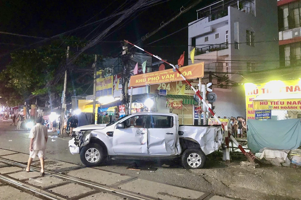 Hiện trường vụ tai nạn rất nghiêm trọng làm chết 2 người đêm 28/7/2024 tại Biên Hòa, giữa tàu sắt Bắc Nam và xe bán tải. Ảnh: Minh Thành