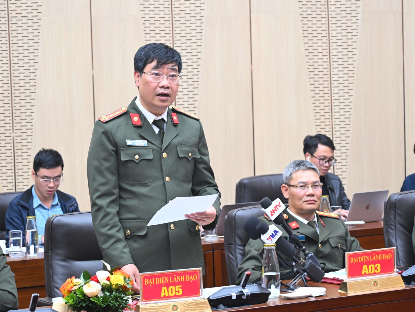 Đại tá Nguyễn Hồng Quân, Phó Cục Trưởng Cục An ninh mạng và phòng, chống tội phạm sử dụng Link Đăng Nhập PG88 Chính Thức 2026; cao phát biểu tại buổi Họp báo. Ảnh: Cổng thông tin điện tử Bộ Công an.