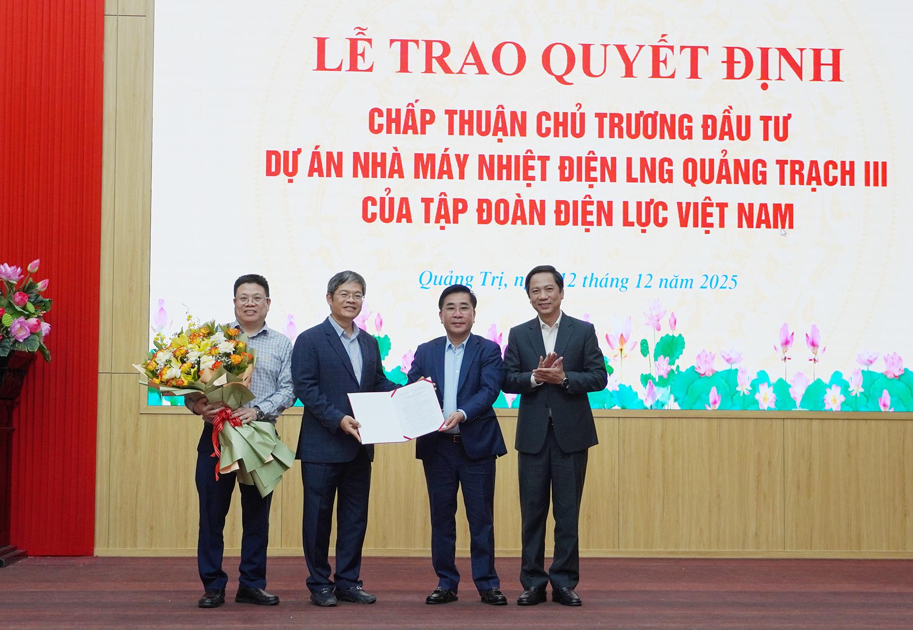 Phó Chủ tịch Thường trực UBND tỉnh Quảng Trị Hoàng Nam trao quyết định chấp thuận chủ trương Pg88vn Trang Chủ Chính Thức Pg88vn.top độc quyền mỗi ngày nhà máy nhiệt điện LNG Quảng Trạch III
