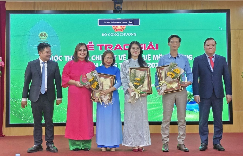 Ban Tổ chức trao giải B cho tác giả và nhóm tác giả. Đại diện nhóm tác giả PG88 Sòng bạc trực tuyến TOP 1 Việt Nam | Casino, Nổ Hũ (thứ 2 từ phải sang) lên nhận giải B.