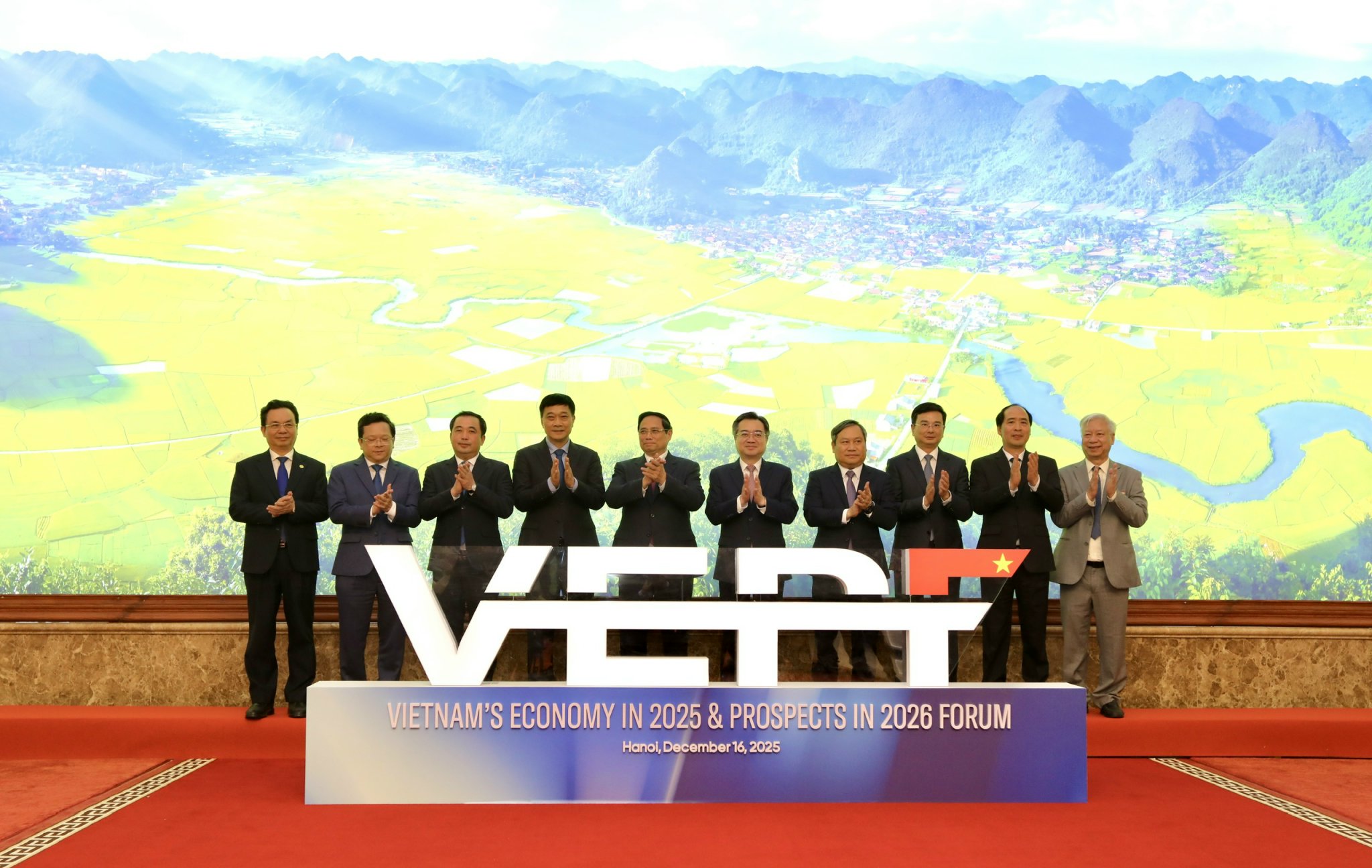 Thủ tướng Chính phủ Phạm Minh Chính, Phó Chủ tịch Link Trang Chủ PG88.Com Mới #2026 Vũ Hồng Thanh và Trưởng Ban Chính sách, chiến lược Trung ương Nguyễn Thanh Nghị chụp ảnh cùng các đại biểu tham dự Diễn đàn&nbsp;Link Trang Chủ PG88.Com Mới #2026 Việt Nam 2025, triển vọng 2026&nbsp; vào ngày 16/12/2025 tại trụ sở Chính phủ.