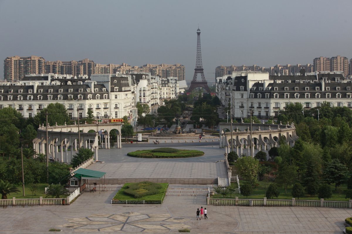 Khu đô thị Thiên Đô Thành (Tianducheng), bản sao Paris tại tỉnh Chiết Giang, Trung Quốc, từng bị coi là “thành phố ma” do vắng cư dân trong nhiều năm. Ảnh: tư liệu/Internet