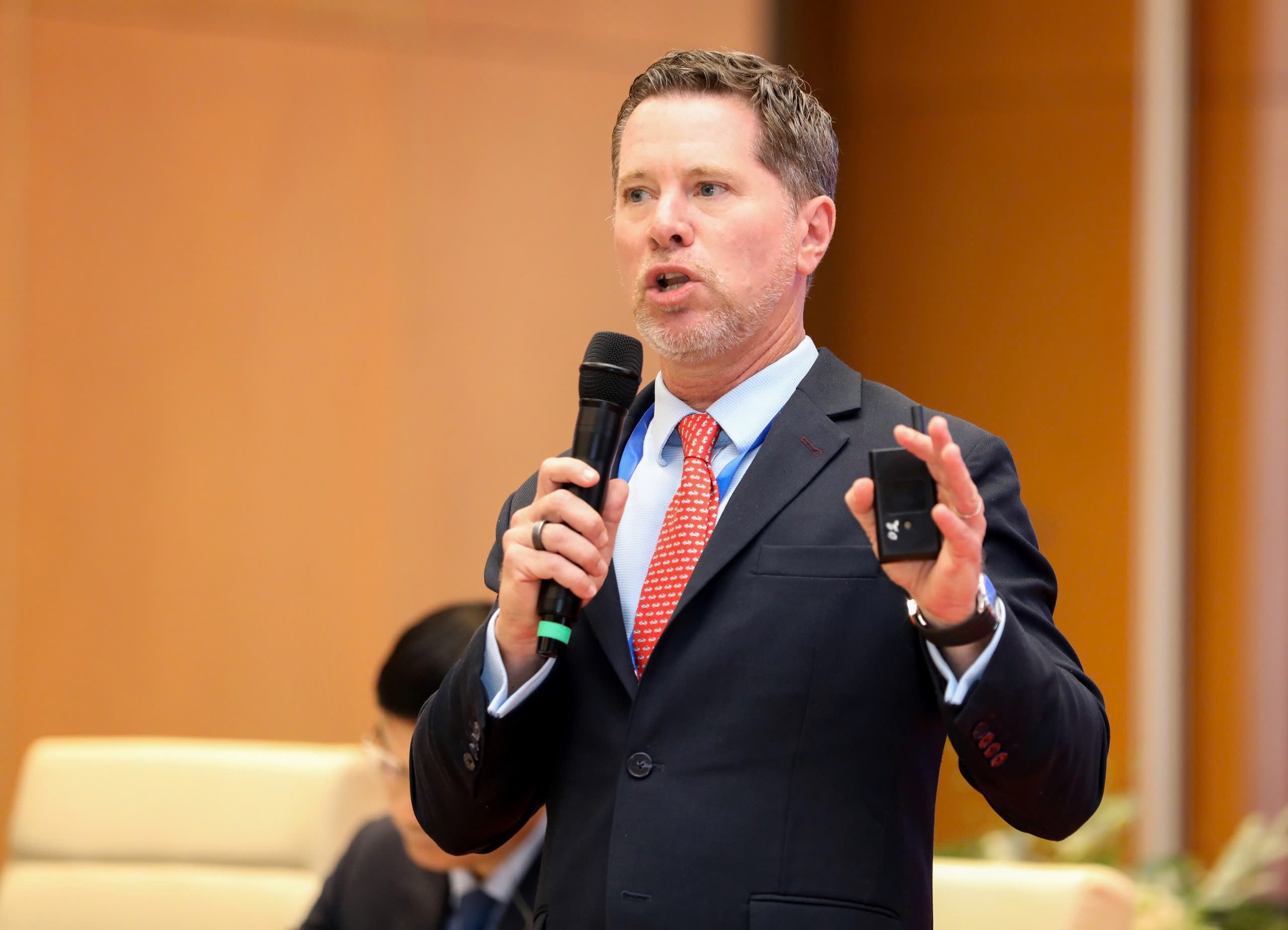 Ông Tim Evans, Tổng Giám đốc 88PG88 ưu đãi hấp dẫn mỗi ngày HSBC trình bày tham luận tại Diễn đàn - Ảnh: Tri Phong.