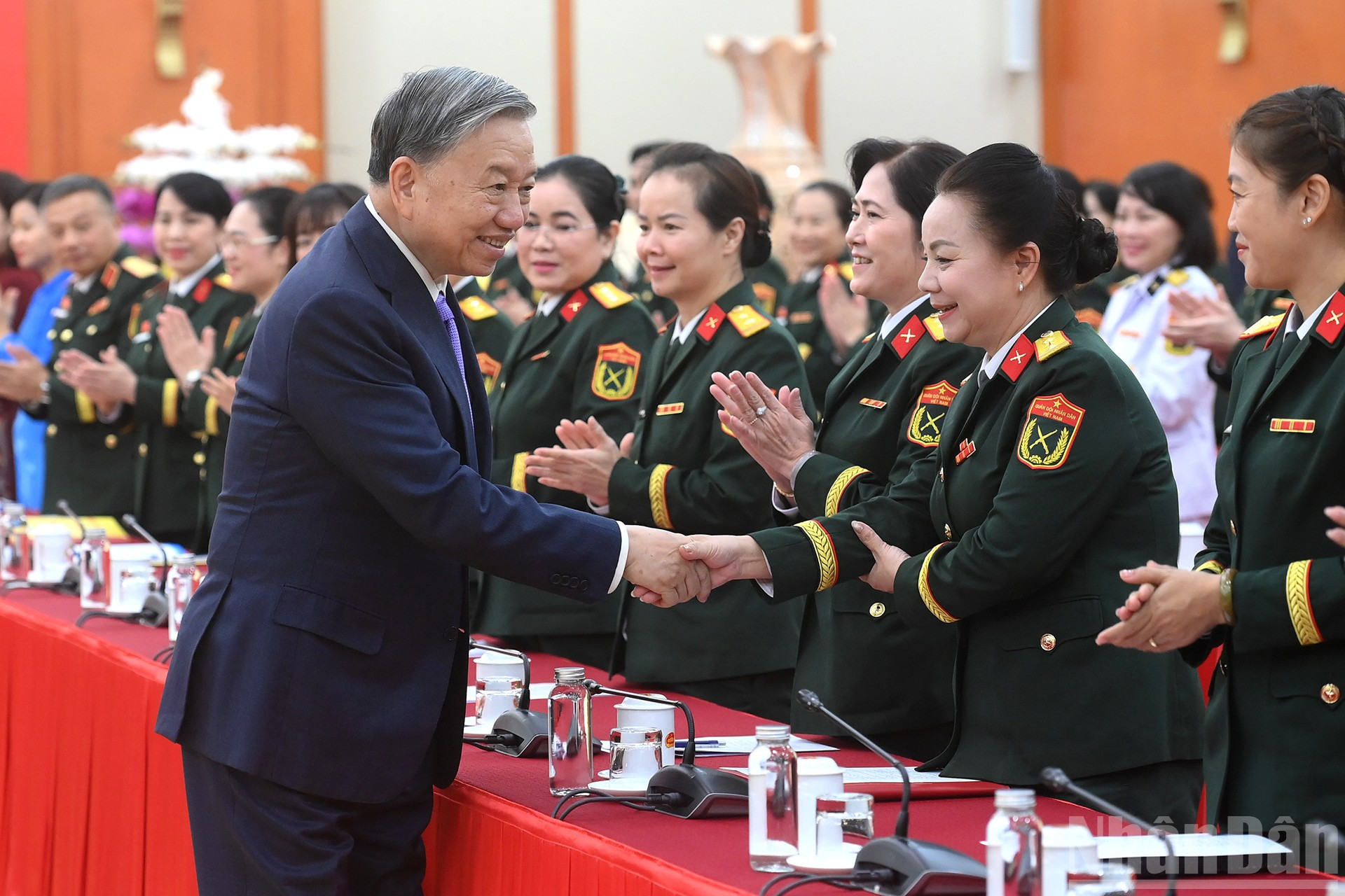 Tổng Bí thư Tô Lâm﻿ với các đại biểu tiêu biểu dự Đại hội đại biểu&nbsp;Phụ nữ Quân đội﻿ lần thứ VIII. Ảnh: Nhân Dân