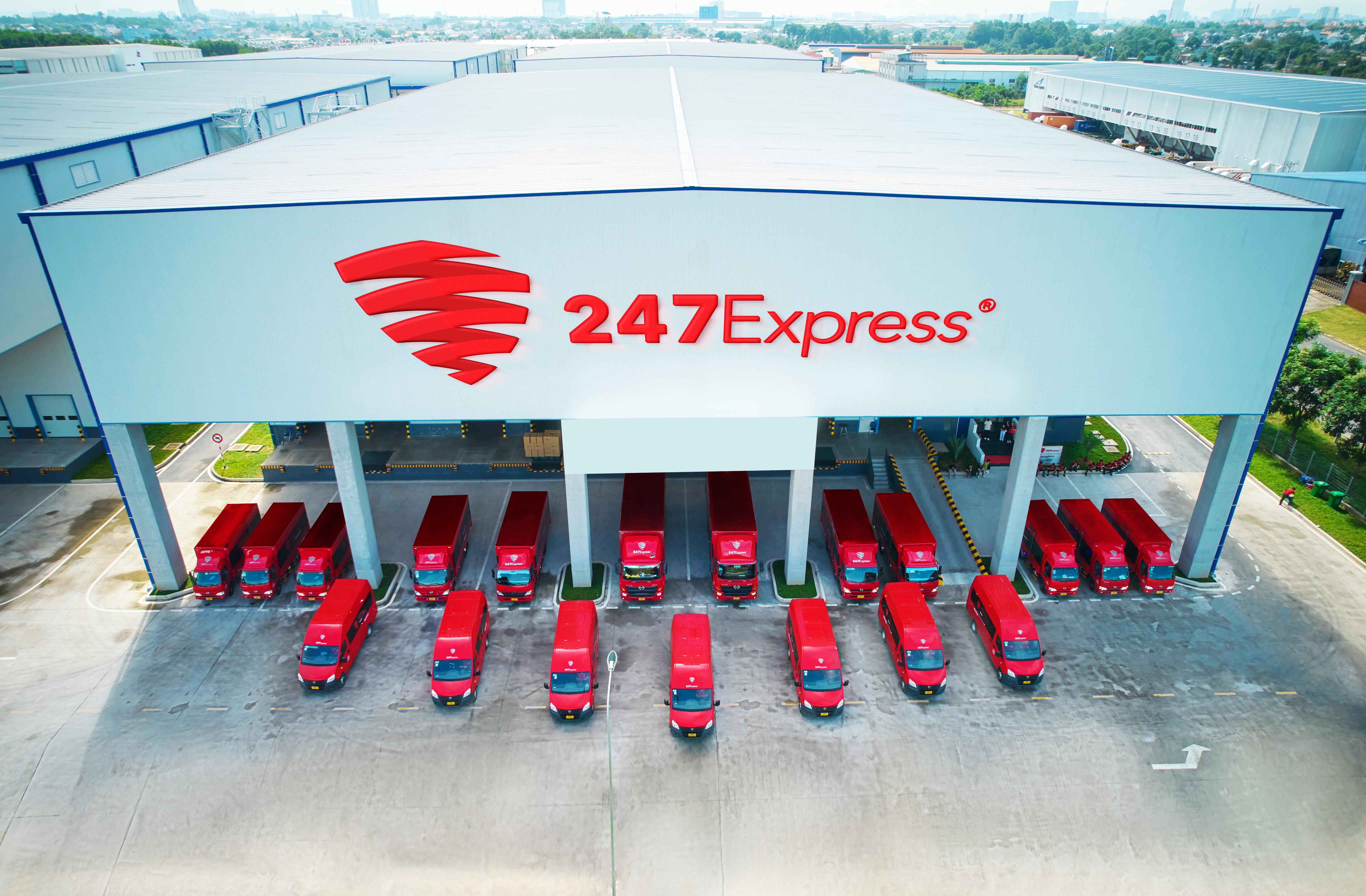 Trung tâm khai thác miền Nam với dàn phương tiện của 247Express luôn sẵn sàng, giữ nhịp vận hành chính xác cho dòng chảy đơn hàng từ hơn 200 bưu cục trên toàn quốc.