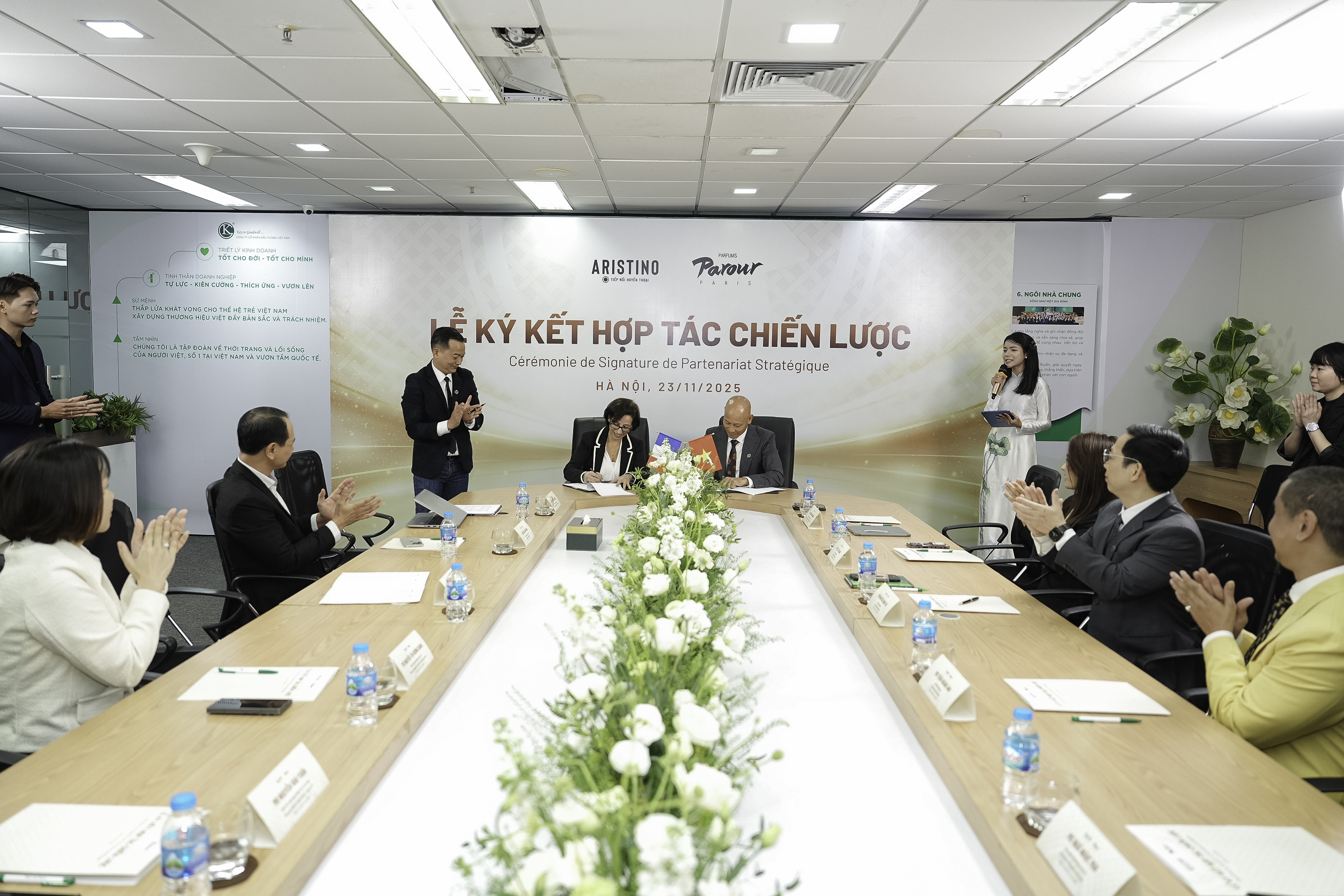 Ông Tăng Văn Khanh, Chủ tịch kiêm CEO Công ty Cổ phần Pg88vn Trang Chủ Chính Thức K&G Việt Nam - Đại diện thương hiệu Aristino và Bà Aline Beheit Matar, Phó Tổng giám đốc BOE Việt Nam - Đại diện Parfums Parour Paris ký kết thỏa thuận hợp tác tại sự kiện.