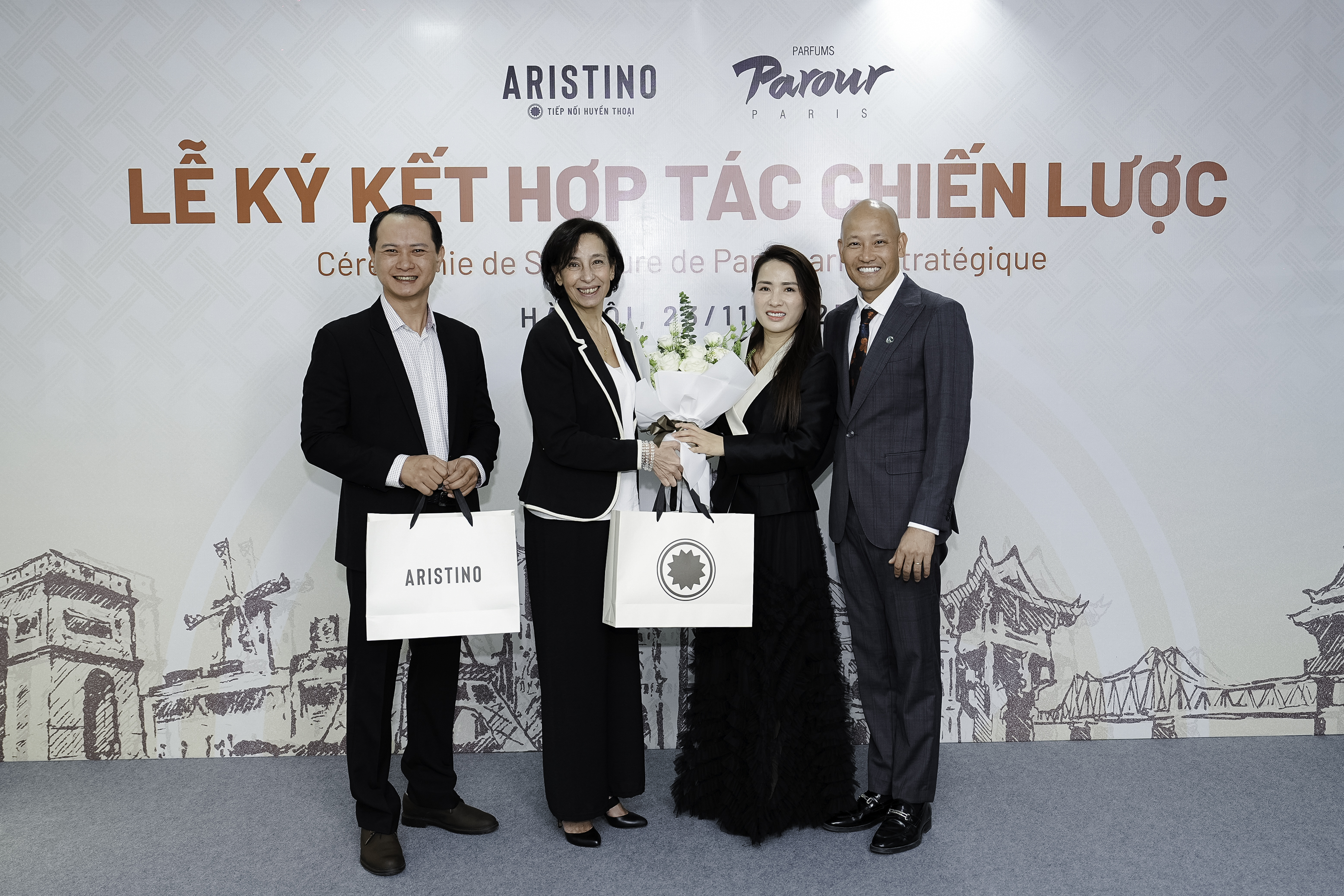 Ông Tăng Văn Khanh, Chủ tịch kiêm CEO Công ty Cổ phần Pg88vn Trang Chủ Chính Thức K&G Việt Nam và bà Bà Lê Thị Giang Phó chủ tịch hội đồng quản trị Công ty cổ phần Pg88vn Trang Chủ Chính Thức K&G Việt Nam - Đại diện thương hiệu Aristino trao tặng món quà kỷ niệm với Bà Aline Beheit Matar, Phó Tổng giám đốc BOE Việt Nam - Đại diện Parfums Parour Paris.