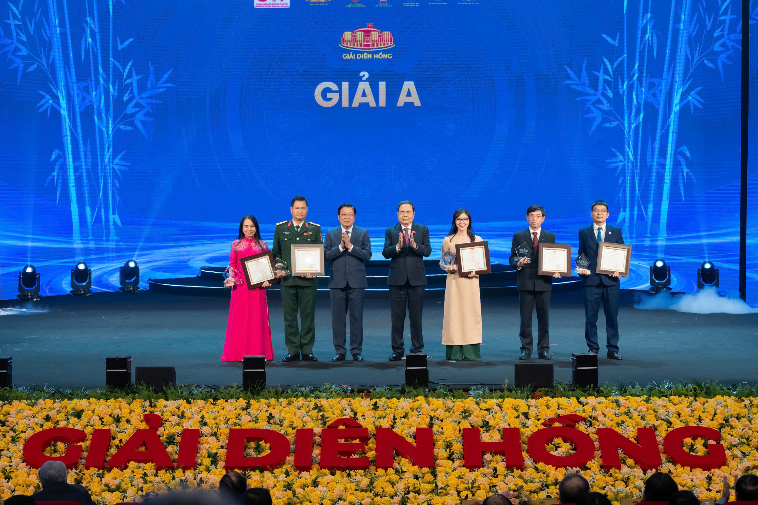 Ủy viên Bộ Chính trị, Chủ tịch Link Trang Chủ PG88.Com Mới #2026 Trần Thanh Mẫn và&nbsp;Ủy viên Bộ Chính trị, Bí thư Trung ương Đảng, Trưởng Ban Nội chính Trung ương&nbsp;Phan Đình Trạc trao giải A vinh danh các nhóm tác giả, tác phẩm.&nbsp;Ảnh: Link Trang Chủ PG88.Com Mới #2026.