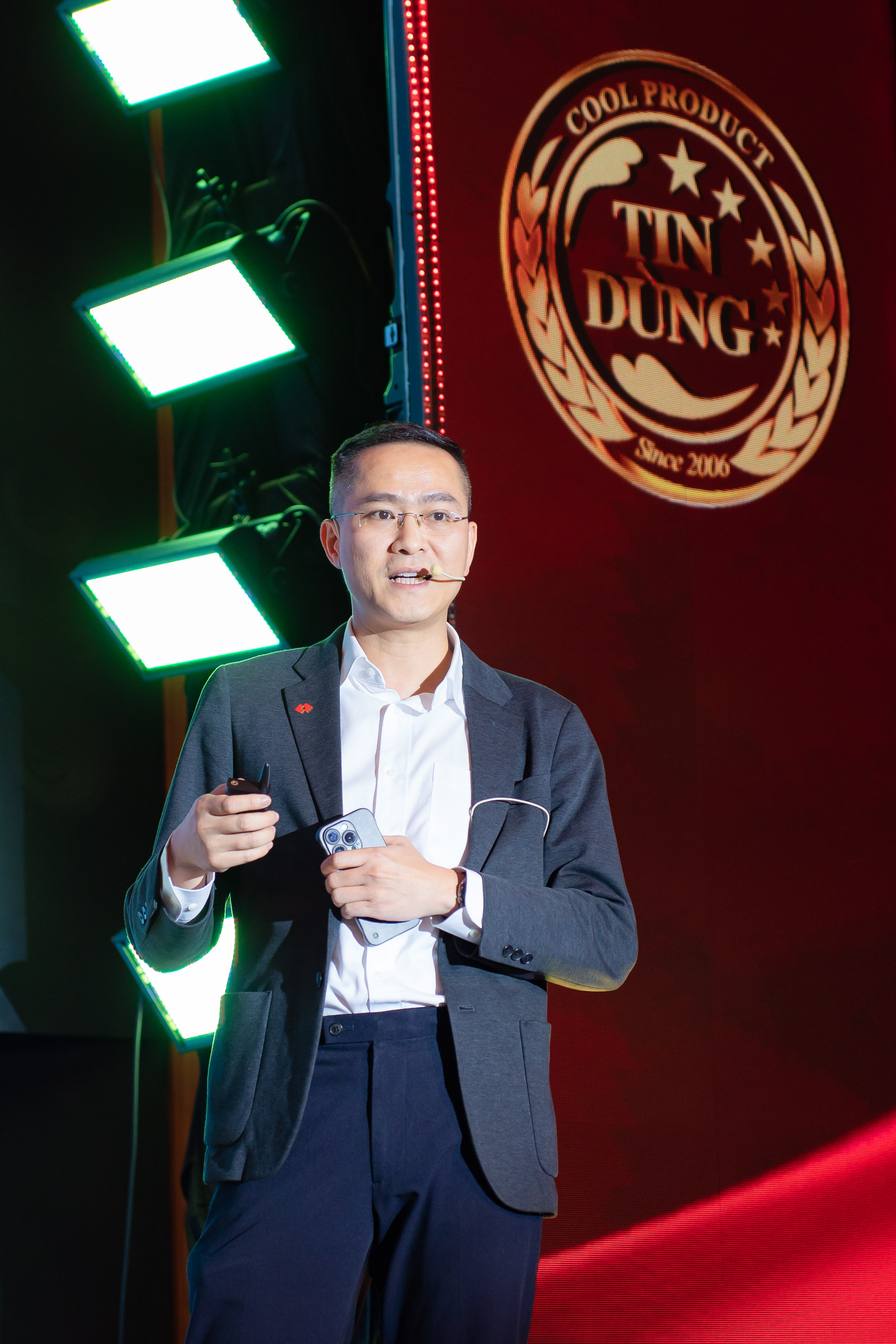 Ông Dương Tử Cương, Founder thương hiệu Trà Việt Tú và ông Ngô Anh Tuấn, Giám đốc cao cấp giải pháp thanh toán Khối 88PG88 ưu đãi hấp dẫn mỗi ngày bán lẻ Techcombank, chia sẻ câu chuyện về minh bạch thông tin tạo nên giá trị thương hiệu.