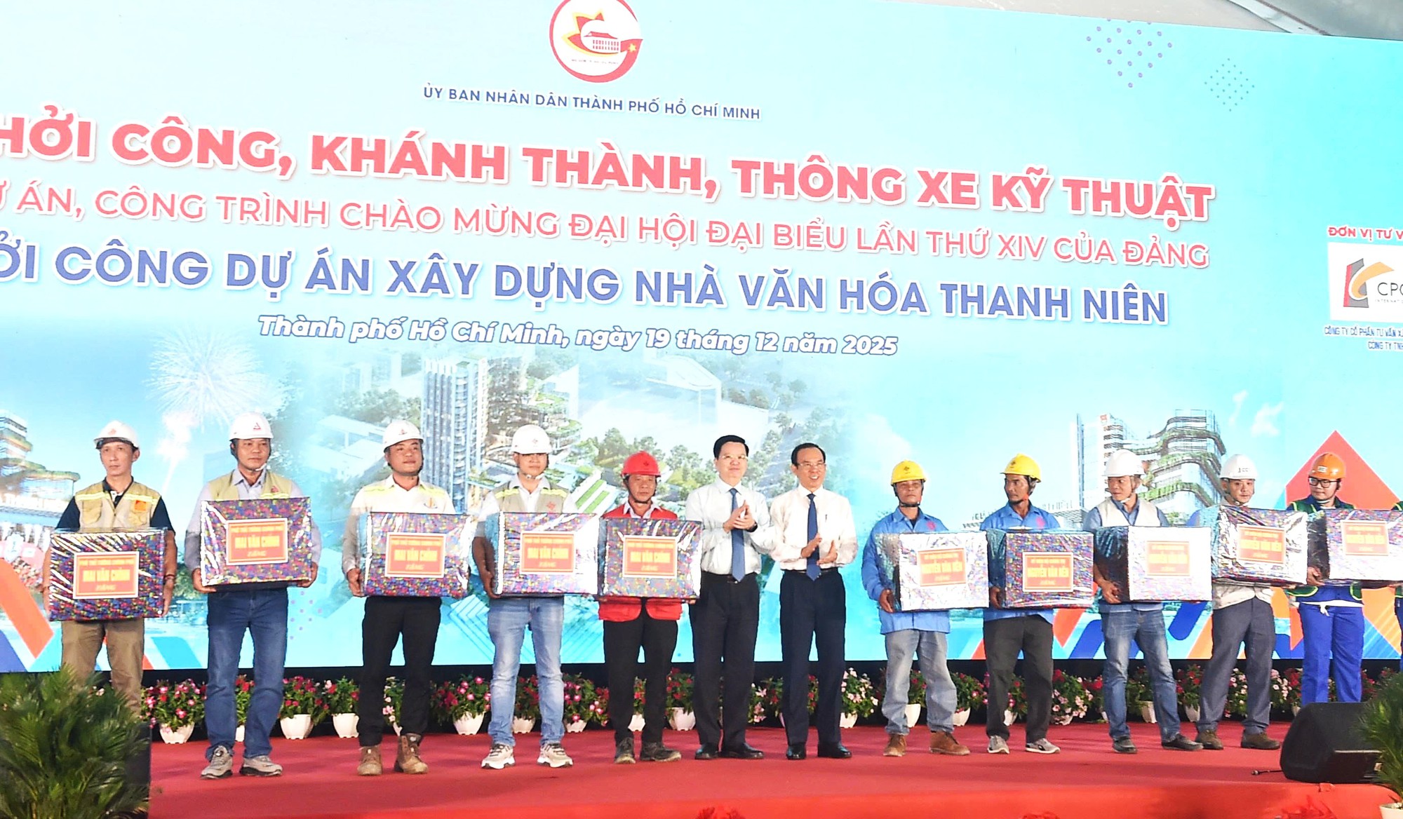 Ủy viên Bộ Chính trị, Thường trực Tiểu ban Văn kiện Đại hội XIV của Đảng Nguyễn Văn Nên và Phó Thủ tướng Chính phủ Mai Văn Chính tặng quà động viên các đơn vị, công nhân thi công Link Trang Chủ PG88.Com Mới #2026. Ảnh: VGP/Lê Anh.