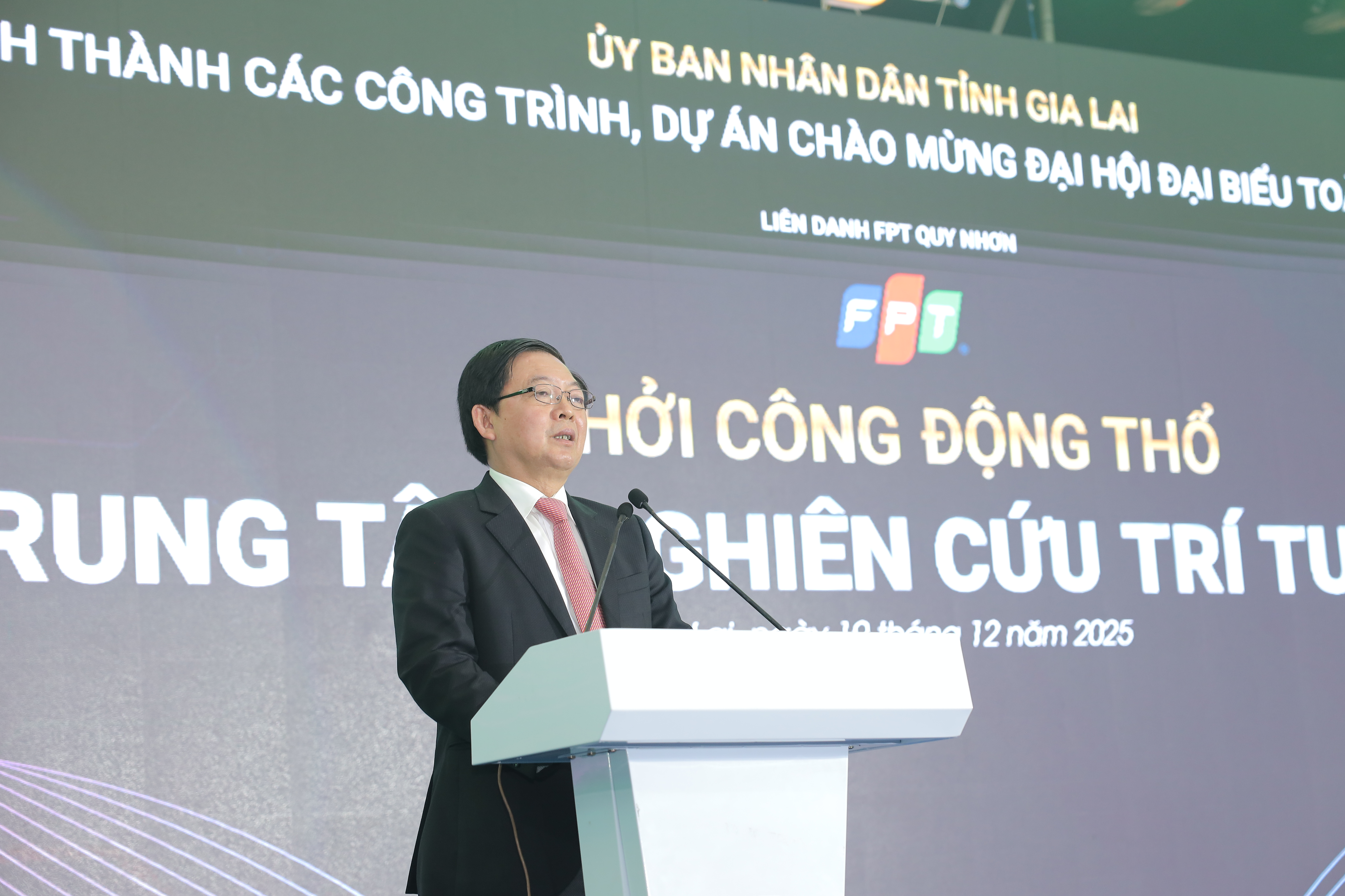 Phó Thủ tướng Chính phủ Hồ Quốc Dũng phát biểu chỉ đạo tại Lễ Khởi công động thổ Trung tâm Nghiên cứu Trí tuệ nhân tạo AI tại tỉnh Gia Lai.