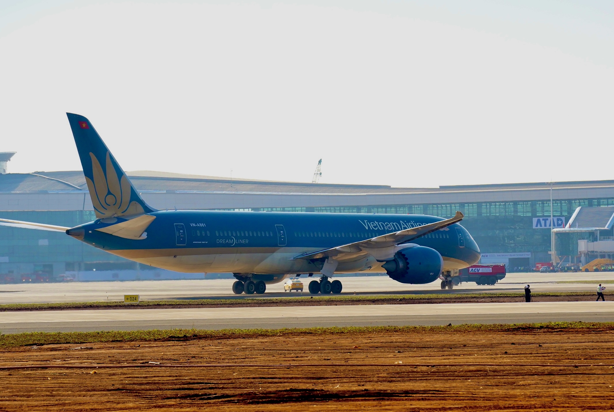Chuyến bay chở khách đầu tiên của Vietnam Airlines đánh dấu mốc quan trọng trong quá trình đưa sân bay cửa ngõ hiện đại nhất Việt Nam vào hoạt động.