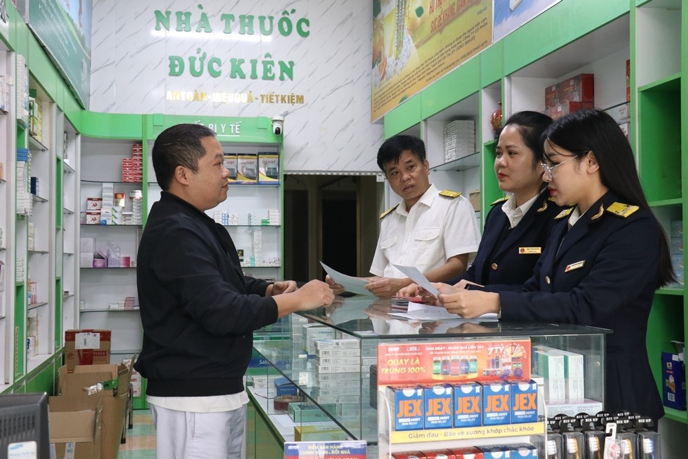 Cán bộ thuế phổ biến, hướng dẫn hộ PG88 Uy Tín Số 1 Việt Nam chuyển đổi từ nộp thuế khoán sang nộp thuế theo kê khai.