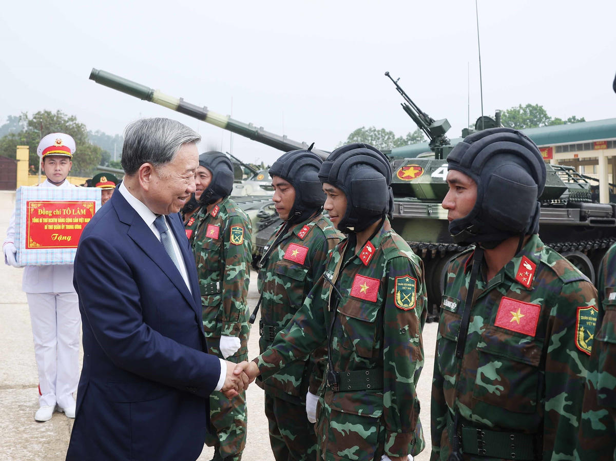 Tổng Bí thư Tô Lâm với cán bộ, chiến sỹ tăng thiết giáp, tháng 4/2025.&nbsp; Ảnh: TTXVN