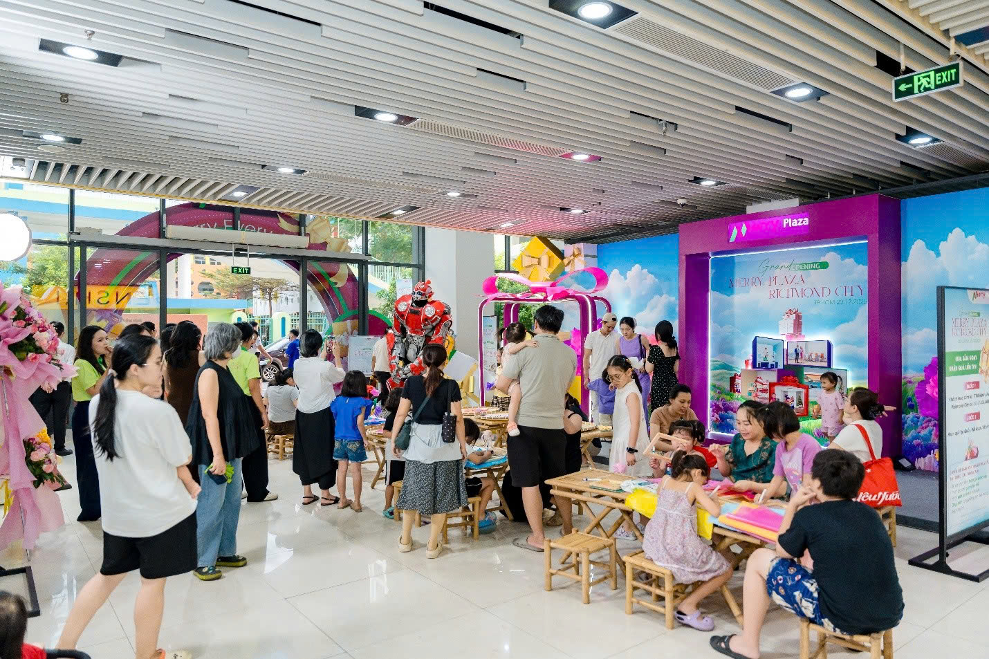 Dòng người tấp nập trải nghiệm không gian Pg88ok ưu đãi hấp dẫn hiện đại tại Merry Plaza Richmond City.